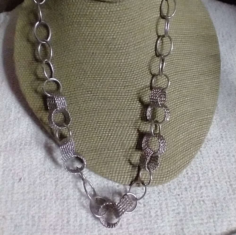 Silvertone circles wire necklace